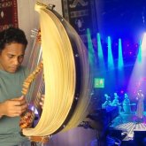 Индонезиялық музыкант «Дайдидау» әнін көне аспапта орындады (ВИДЕО)