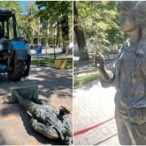 Алматыда Виктор Цойдың ескерткішін трактор қағып кетті