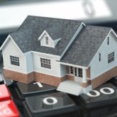 Жаңа заң жобасы: Ипотекалық қарыз бойынша кепілде тұрған үйді өндіріп алуға тыйым салынатын болды