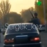 От шашу орнына оқ атқан: желіде жұртты шулатқан кортеждің ВИДЕОСЫ тарады