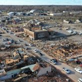 АҚШ-та жойқын торнадо болып, бірнеше қаланы жермен-жексен етті