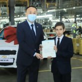 Төрт баланы өрттен құтқарған оқушы көлік мініп, Президенттен алғыс алды