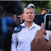 Көліктен шығудан бас тартты: Атамбаевты күштеп сотқа апармақ болды (ВИДЕО)