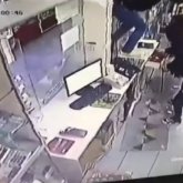 Таразда маска киген екі жігіт дәріханаға шабуыл жасады