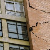 Мәжіліс депутаты жаңадан салынған үйлердің сапасы сын көтермейтінін айтып дабыл қақты