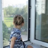 Көкшетауда курсанттар балконнан құлап кете жаздаған баланы құтқарып қалды