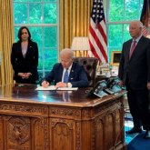 Байден Украинаға жедел көмек көрсететін Ленд-лиз заңына қол қойды