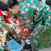 Дәретхана шұңқырына құлап кеткен бір жасар сәби аман қалды