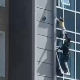 Елордада 8-қабаттан құлай жаздаған қызды құтқару кезінде тағы бір жігіт болған