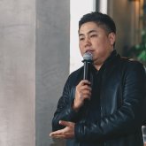 «Ыдыс жуып, әйеліме көмектесе бастадым»: Нұртас Адамбай исламды қабылдағаннан кейін қалай өзгергенін айтты