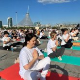 Денсаулық сақтау министрі йогамен айналысып жүр