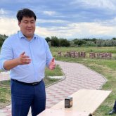 Талдықорған қаласының әкімі журналистердің алдына қару асынып шықты