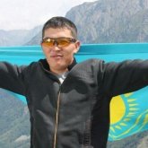 Назарбаевтың ескерткішін қиратқаны үшін үтікпен азапталған белсенді Азамат Батырбаев сотталды