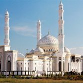 «Айғайлап, шығарып жіберді»: Мешітте түнемек болған жеті балалы анаға «Әзірет Сұлтан» ресми жауап берді