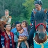 Жүрсін Ерман шетелдік құдасына шапан жауып, ат мінгізді