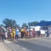 Алматы облысында наразылыққа шыққан ауыл тұрғындары тас жолды жауып тастады