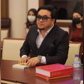 Әнші Серікбол Сайлаубек көзінің көрмейтініне әкесін кінәлады