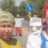 Жетісай базарындағы өрт: кәсіпкерлер жолды жауып тастады