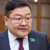 «Қуыршақ депутат емеспін»: Журналистің сұрағы Айдос Сарымның ашуын туғызды