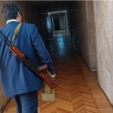 ҰҚК басшысы Парламентке екі жәшік автоматпен келген