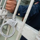 «Жемқорларды неге осылай тергемейді?»: Полицейлер жол ақысын төлемеген қызды алқымынан алған (ВИДЕО)