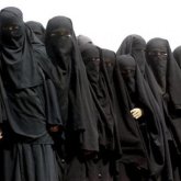 Белгілі заңгер қара никаб киіп, бет бүркемелеп жабуға тыйым салатын заң шығаруды ұсынды