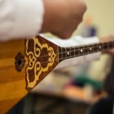 «Тамағыңда без бар-ай...»: Домбырамен диагноз айтатын емші пайда болды