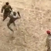 «Мұндайды UFC-де де көрмейсің»: Желіде әскери қызметшінің жекпе-жек кезінде есінен танып қалған видеосы таралды