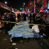 «Қаралы хэллоуин»: Сеулде жүз елуге жуық адам аяққа тапталып көз жұмды