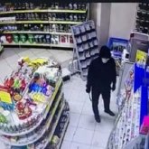 Алматыда екі жігіт жұмысшыларды балтамен қорқытып, жанармай құю бекетін тонаған