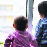 Шенеуніктер жетім балаларды жәрдемақыдан қағып, баспанасына көз тіккен