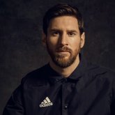 Жалғыз өзі 189 елде 9847 мектеп салған футболшы кім?