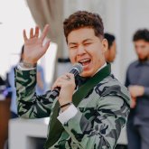 «800 мың теңге тұратын кастюм сатып алдым»: Танымал асаба Қабдол үйленгеннен кейінгі табысы туралы айтты