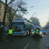 Алматыда жол апатынан троллейбус жүргізушісі көз жұмды