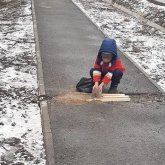 Талдықорғанда алты жасар бала жолдағы шұңқырды жамап, елдің сүйіспеншілігіне бөленді (ВИДЕО)