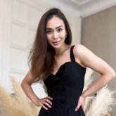 «Анам сыпыртқымен ұрды»: Әнші Сара Амангелді қызық оқиғасымен бөлісті