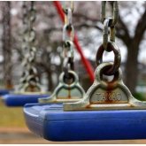 «Кесіп тастауға тура келген»: Қостанайда 8 жасар қыздың саусағын әткеншек қысып қалды