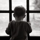 Шымкентте көпқабатты үйдің терезесінен 6 жасар бала құлап кетті