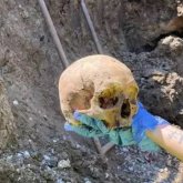 Қостанайда коммуналдық қызметкерлер көшеден адам сүйектерін тауып алған