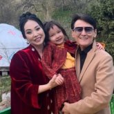 «Хиджабты насихаттама»: Қызын орамалмен тұмшалап қойған Қарақат елден оңбай сөз естіді