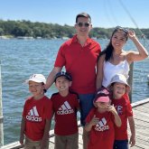 Төрт баласымен америкалыққа тұрмысқа шыққан қазақ қызы қуаныштан жылады