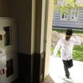 БҚО-да жасөспірімдер кішкентай екі балаға күштеп темекі шектірген