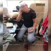 Алматыда клиент турфирма қызметкерінің басына қайшы тығып алған