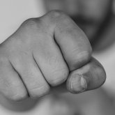 Жұбайына қорлық көрсеткен тұрғын үйіне келген полицейді шәйнекпен ұрған (ВИДЕО)