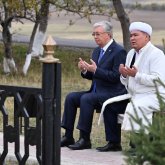 Президент Жетісу облысында Шоқан Уәлихановтың бейітіне зиярат етті