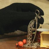 Әйелдің алтын алқасын тартып алып, ломбардқа өткізіп жіберген жігіт ұсталды