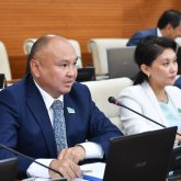 «Кедейлерді қанай  беру – күпіршілік»: Депутат өтемақыға мұқтаж адамдарға алаңдаулы