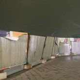 Астанада қатты желден сауда орталығының қоршауы әйелдің үстіне құлады