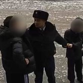 Семейде учаскелік полицей кішкентай қызды мас адамнан құтқарып қалды