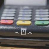 Тек қолма-қол төлем: саудагерлердің мұндай талабы заңды ма